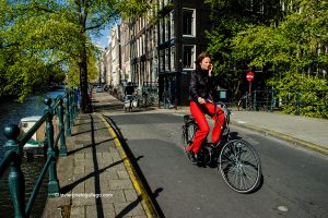 Ciclista en Kloveniersburgwal. Amsterdam. Holanda, 2005 © Javier Prieto Gallego;