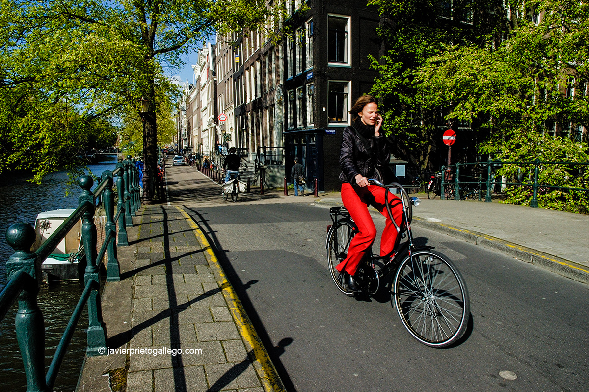 Ciclista en Kloveniersburgwal. Amsterdam. Holanda, 2005 © Javier Prieto Gallego;