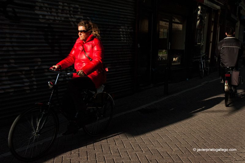 Ciclista en una calle de Amsterdam al caer el sol. Amsterdam, Holanda, 2005 © Javier Prieto Gallego;