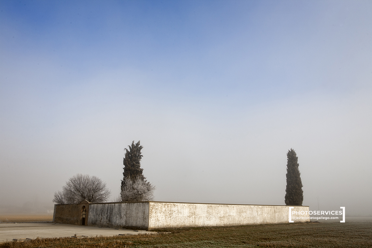 31/01/2008. Cementerio de Villanueva del Campo entre la niebla. Tierra de Campos. Valladolid. Castilla y León. España. © Javier Prieto Gallego