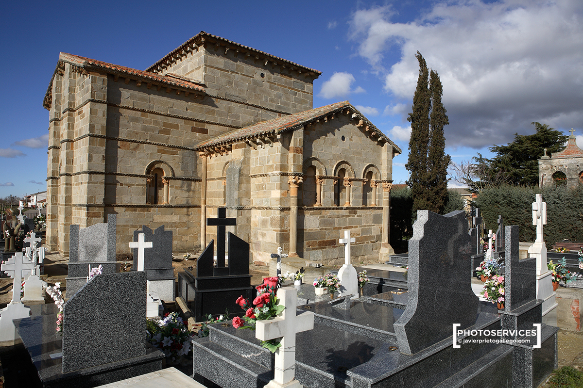 Cementerio que rodea la iglesia románica de Santa Marta de Tera. Siglo XI. Camino de Santiago Sanabrés. Zamora. Castilla y León. España.© Javier Prieto Gallego;