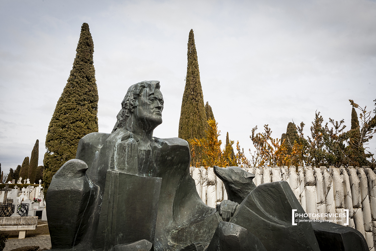 Tumba de Félix Rodríguez de la Fuente en el cementerio de Burgos. Castilla y León. España © Javier Prieto Gallego