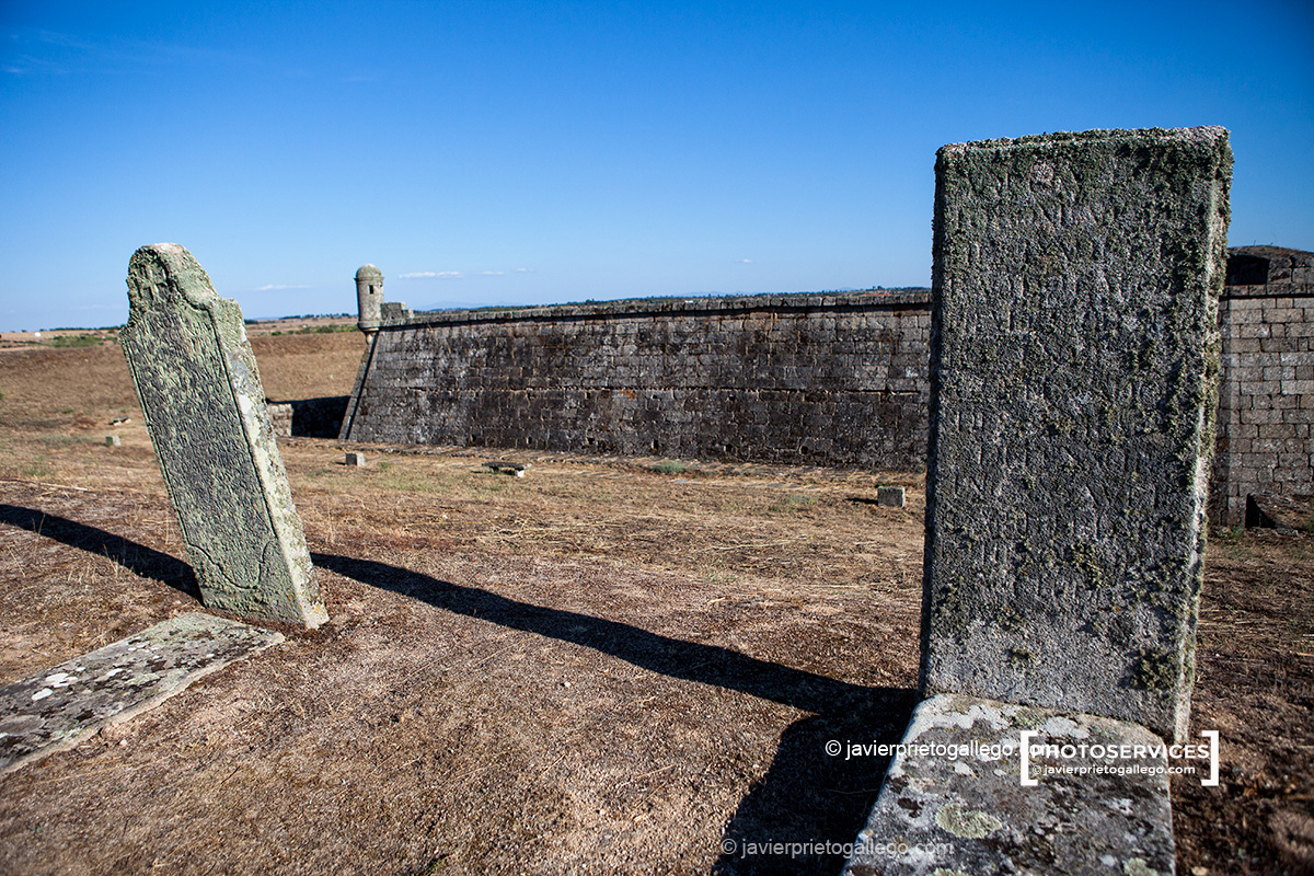 Cementerio militar ubicado sobre las murallas de la fortificación de Almeida. Región de Beira. Portugal. © Javier Prieto Gallego