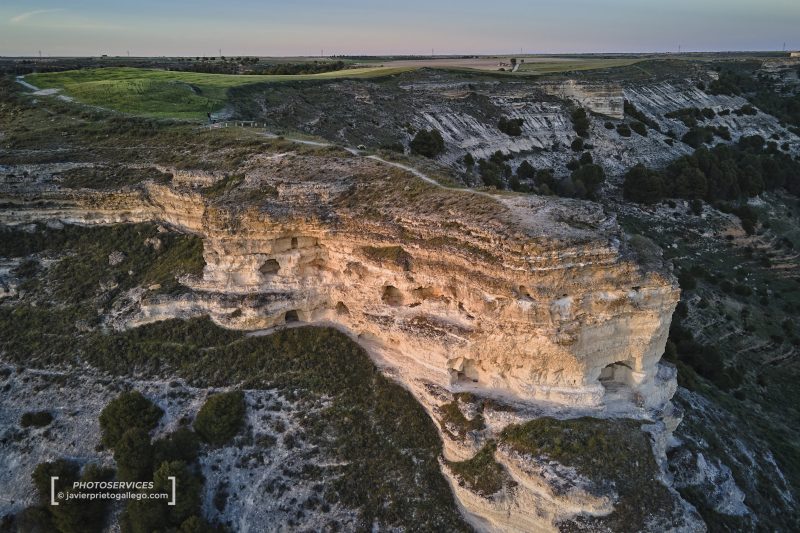 Fotografía con dron del espolón calizo de Las Pinzas, yacimiento prehistórico y antiguas minas de yeso que se asoman a la Ribera del Duero desde el páramo que media entre Pesquera de Duero y Curiel. Valladolid. Castilla y León. España © Javier Prieto Gallego;