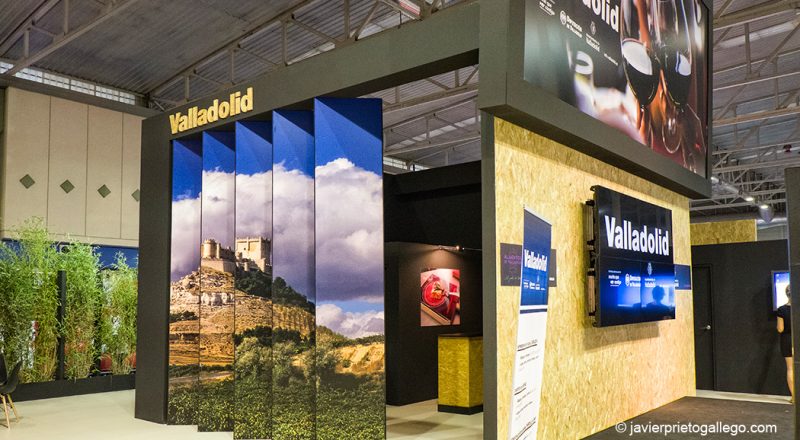 Fotografía del castillo de Peñafiel, obra de Javier Prieto Gallego, en el stand de la Diputación de Valladolid y Ayuntamiento de Valladolid. Feria de Muestras de Valladolid, 2016. Castilla y León. España © Javier Prieto Gallego