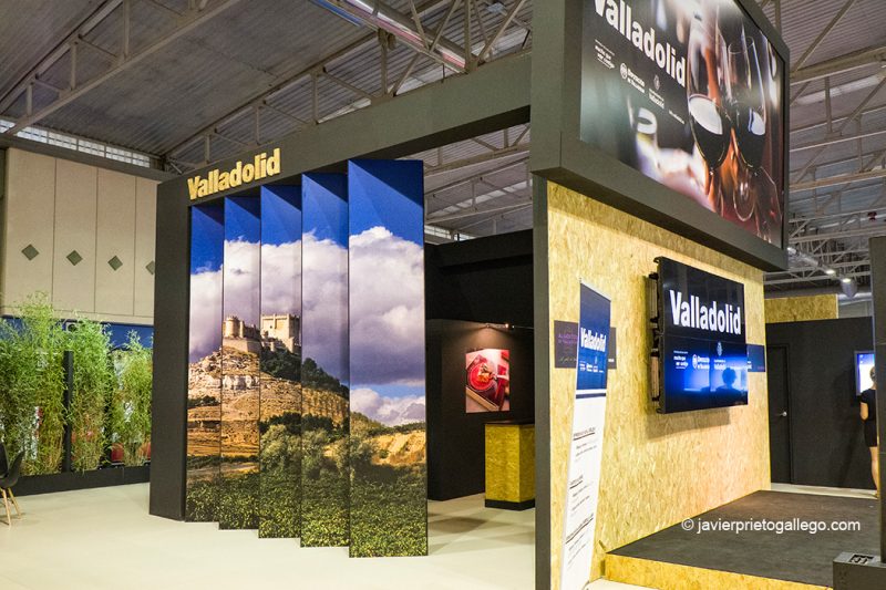 Fotografía del castillo de Peñafiel, obra de Javier Prieto Gallego, en el stand de la Diputación de Valladolid y Ayuntamiento de Valladolid. Feria de Muestras de Valladolid, 2016. Castilla y León. España © Javier Prieto Gallego
