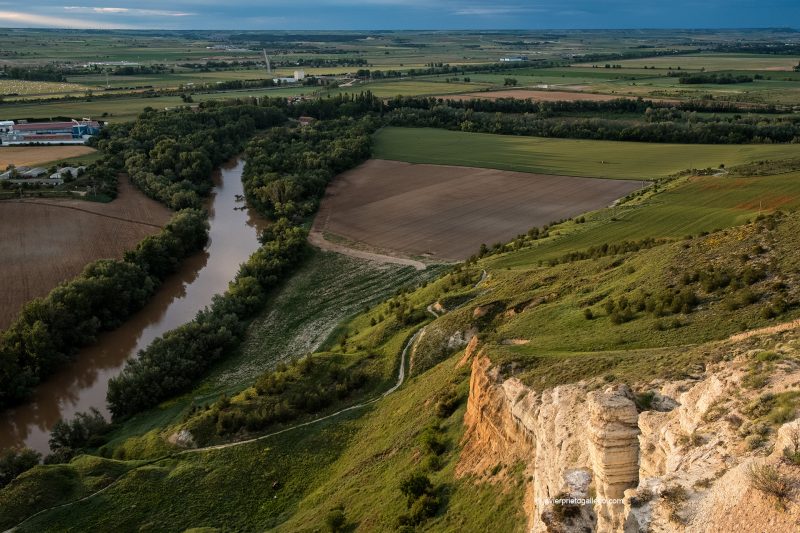 El río Pisuerga desde los cortados de yeso cercanos a Cabezón de Pisuerga. Valladolid. Castilla y León. España © Javier Prieto Gallego;