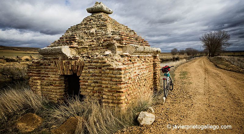 Caseta de riego medio arruinada junto al Canal de Castilla. Ramal de Campos. Palencia. Castilla y León. España © Javier Prieto Gallego