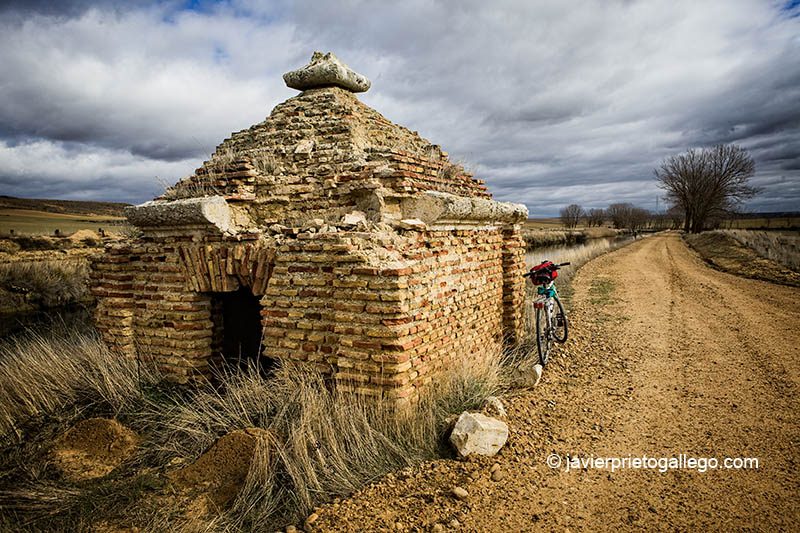 Caseta de riego medio arruinada junto al Canal de Castilla. Ramal de Campos. Palencia. Castilla y León. España © Javier Prieto Gallego