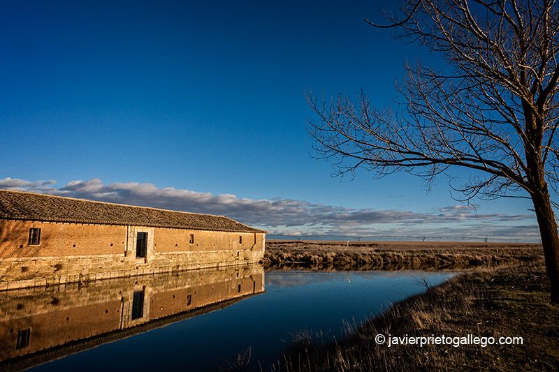 Casa del Fielato y almacenes en la desaparecida localidad de Sahagún el Real. Cerca de Paredes de Nava. Canal de Castilla. Ramal de Campos. Palencia. Castilla y León. España © Javier Prieto Gallego