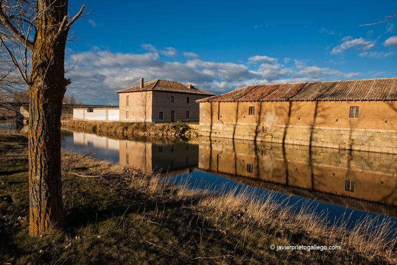 Casa del Fielato y almacenes en la desaparecida localidad de Sahagún el Real. Cerca de Paredes de Nava. Canal de Castilla. Ramal de Campos. Palencia. Castilla y León. España © Javier Prieto Gallego