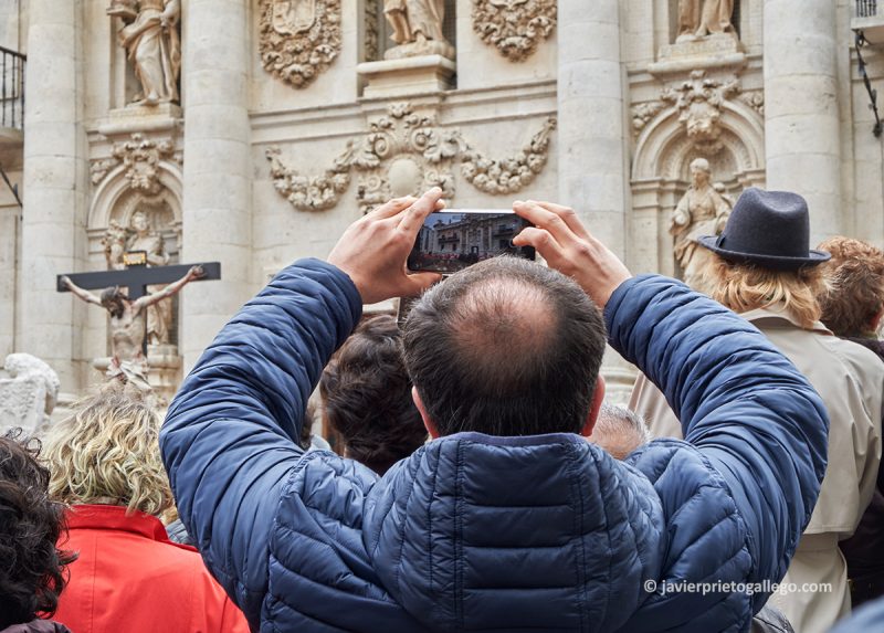 Santísimo Cristo de la Luz (Gregorio Fernández, h. 1630) ante la fachada de la Universidad. Jueves Santo. Valladolid. Castilla y León. España. © Javier Prieto Gallego