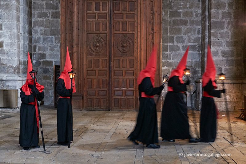 Hermandad Universitaria del Santo Cristo de la Luz . Interior de la Catedral durante el Vía Crucis de Jueves Santo. Valladolid. Castilla y León. España. © Javier Prieto Gallego