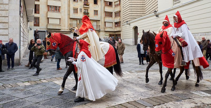 Pregón del Sermón de la Siete Palabras. Puerta del Colegio de San Gregorio. Viernes Santo. Valladolid. Castilla y León. España. © Javier Prieto Gallego