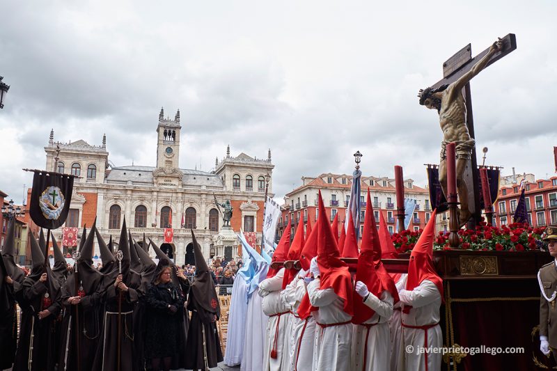 Sermón de las Siete Palabras proclamado por el Arzobispo de Madrid, Carlos Osoro, en la Plaza Mayor de Valladolid. Viernes Santo. Valladolid. Castilla y León. España. © Javier Prieto Gallego