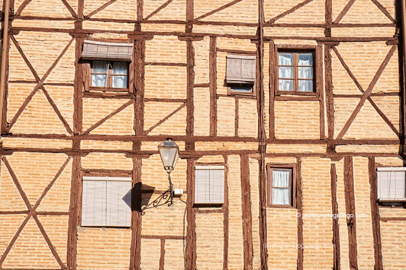 Arquitectura tradicional de ladrillo y entramados de madera en el entorno de la plaza Mayor de Toro. Castilla y León. España © Javier Prieto Gallego