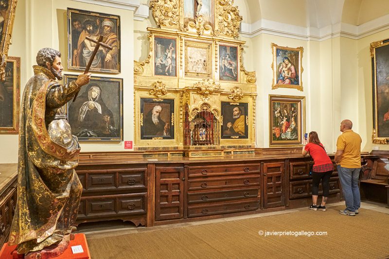 Dos visitantes contemplan el cuadro La Virgen de la Mosca. Sacristía de la Colegiata de Toro. Castilla y León. España © Javier Prieto Gallego
