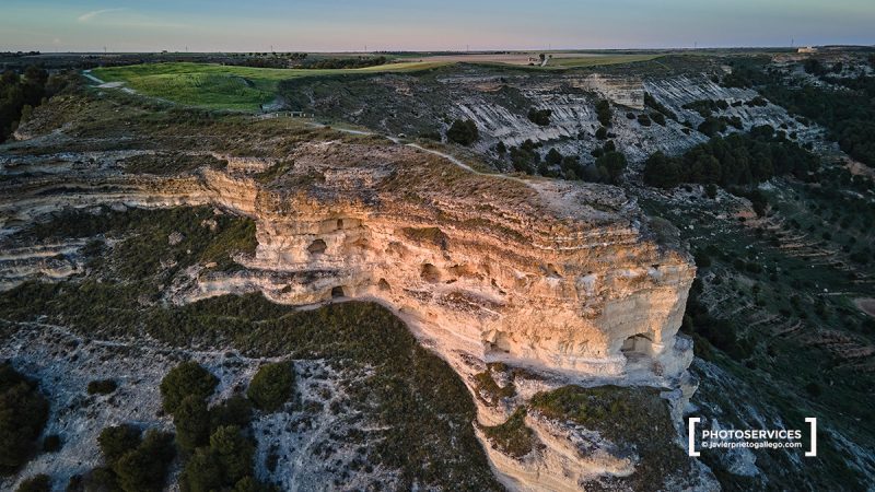 Fotografía con dron. Espolón calizo de Las Pinzas, yacimiento prehistórico y antiguas minas de yeso que se asoman a la Ribera del Duero desde el páramo que media entre Pesquera de Duero y Curiel. Valladolid. Castilla y León. España © Javier Prieto Gallego;