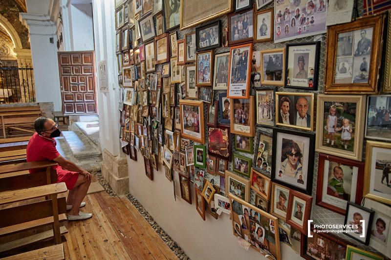 Pared con fotografías colgadas como exvotos en agradecimiento a favores concedidos por la Virgen. Ermita de nuestra señora de Tiedra Vieja. Tiedra. Valladolid. Castilla y León. España. © Javier Prieto Gallego