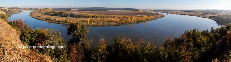 Panorámica del río Duero a su paso por Castronuño. Panorámica formada por ocho imágenes. Río Duero. Reserva natural Riberas de Castronuño-Vega del Duero. Localidad de Castronuño. Castilla y León. España. © Javier Prieto Gallego