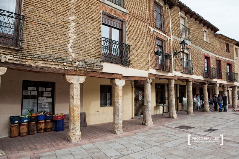 Soportales tradicionales en la plaza Mayor de Astudillo. Palencia. Castilla y León. España, © Javier Prieto Gallego;
