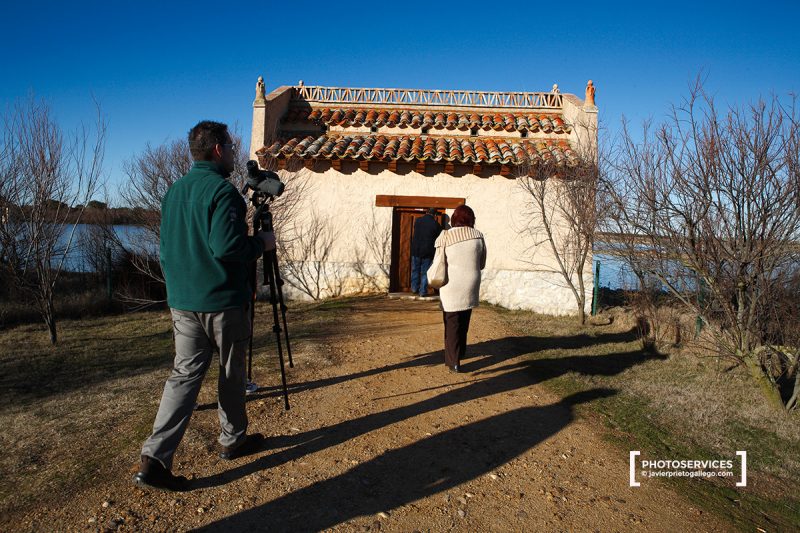 Paseo ornitológico en torno a las lagunas de Villafáfila. El monitor del paseo se dirige a uno de los observtorios situados junto a las orillas. Reserva Natural Lagunas de Villafáfila. Zamora. Castilla y León. España.© Javier Prieto Gallego