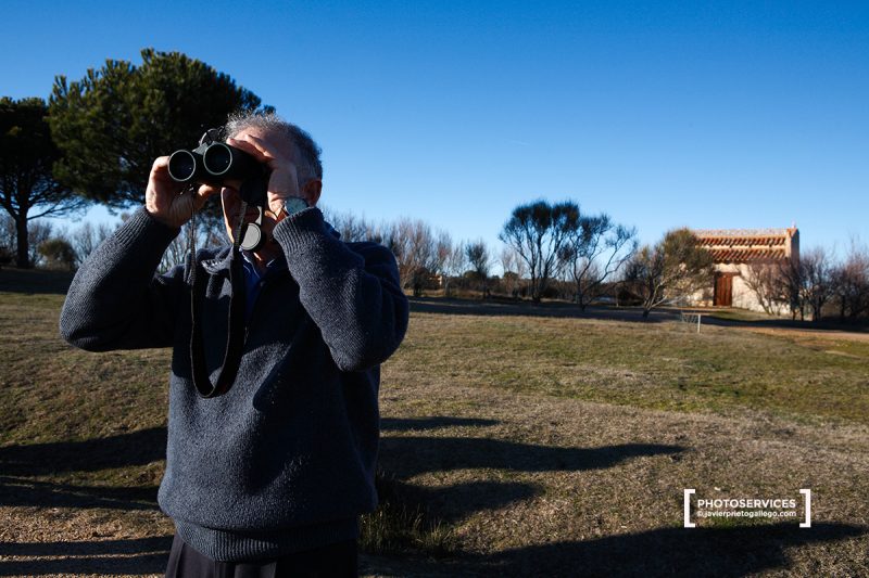 Paseo ornitológico en torno a las lagunas de Villafáfila. Un aficionado observa aves en las orillas de las lagunas de la Reserva Natural Lagunas de Villafáfila. Zamora. Castilla y León. España.© Javier Prieto Gallego