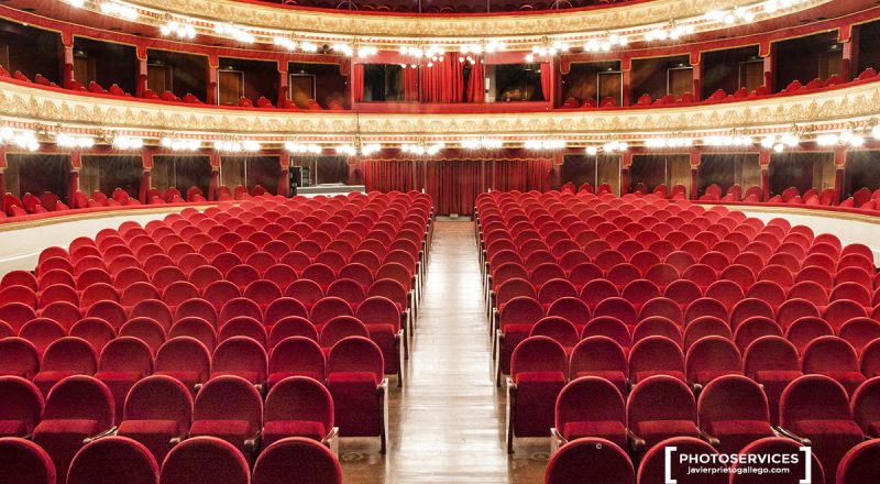 Patio de butacas. Teatro Calderón. Valladolid. Teatro Calderón. Valladolid. Teatro Calderón. Valladolid. Lámpara del patio de butacas del Teatro Calderón. Valladolid. Castilla y León. España, 2005 © Javier Prieto Gallego