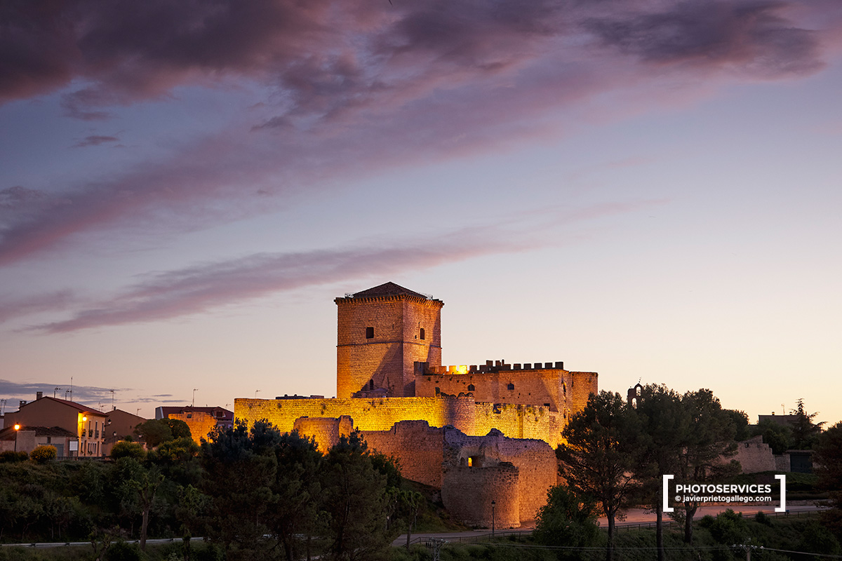 Castillo de Portillo al anochecer. Valladolid. Castilla y León. España © Javier Prieto Gallego.