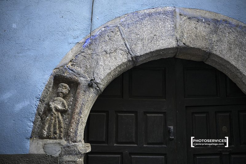 Relieve de una mujer que identifica la Casa de las Muñecas famoso prostíbulo frecuentado por los caballeros del séquito de Carlos V. Localidad de Garganta la Olla. Comarca de la Vera. Cáceres. Extremadura. España. © Javier Prieto Gallego