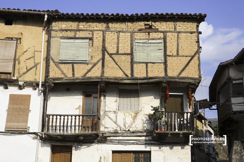 Pimientos secándose al sol. Arquitectura tradicional. Plaza Mayor. Localidad de Cuacos de Yuste. Comarca de la Vera. Cáceres. Extremadura. España. © Javier Prieto Gallego