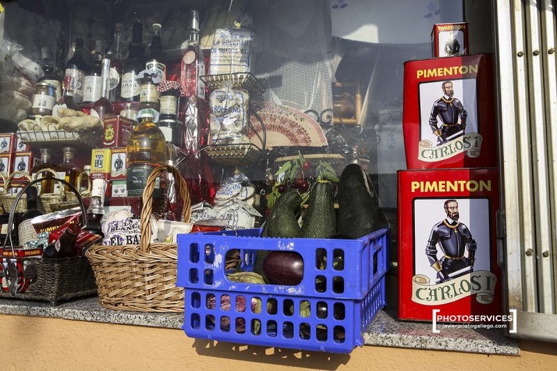 Tienda con productos típicos en la Plaza Mayor. Localidad de Cuacos de Yuste. Comarca de la Vera. Cáceres. Extremadura. España. © Javier Prieto Gallego