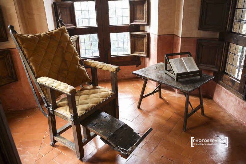 Monasterio de Yuste. Silla de la Gota o Silla de Lectura perteneciente a Carlos I. Localidad de Cuacos de Yuste. Comarca de la Vera. Cáceres. Extremadura. España. © Javier Prieto Gallego