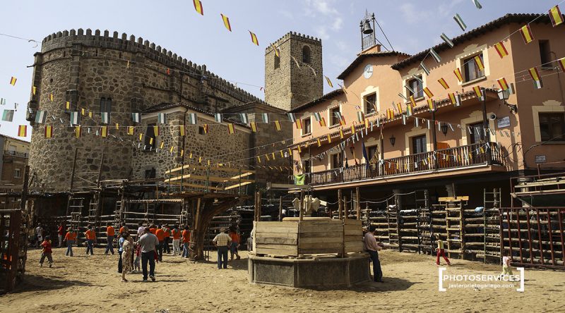 Iglesia fortaleza de Nuestra Señora de la Torre. Plaza Mayor convertida en coso taurino durante la celebración de sus fiestas. Localidad de Jarandilla de la Vera. Comarca de la Vera. Cáceres. Extremadura. España. © Javier Prieto Gallego
