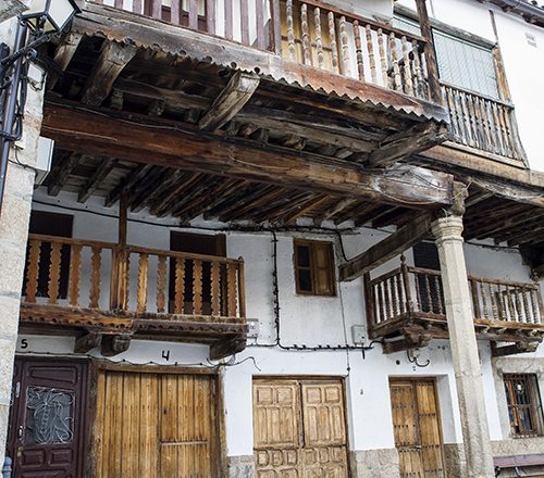Arquitectura tradicional. Plaza Mayor. Localidad de Valverde de la Vera. Comarca de la Vera. Cáceres. Extremadura. España. © Javier Prieto Gallego