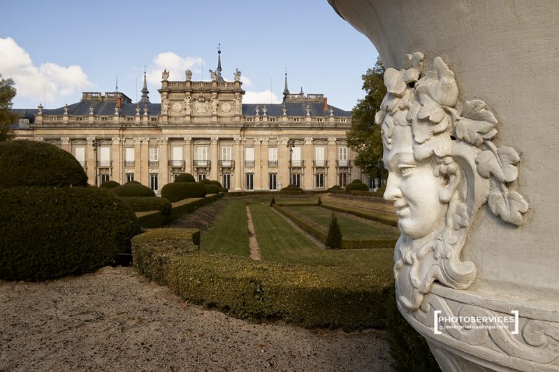 Uno de los jarrones que adornan los jardines del Palacio Real de la Granja de San Ildefonso. Segovia. España.