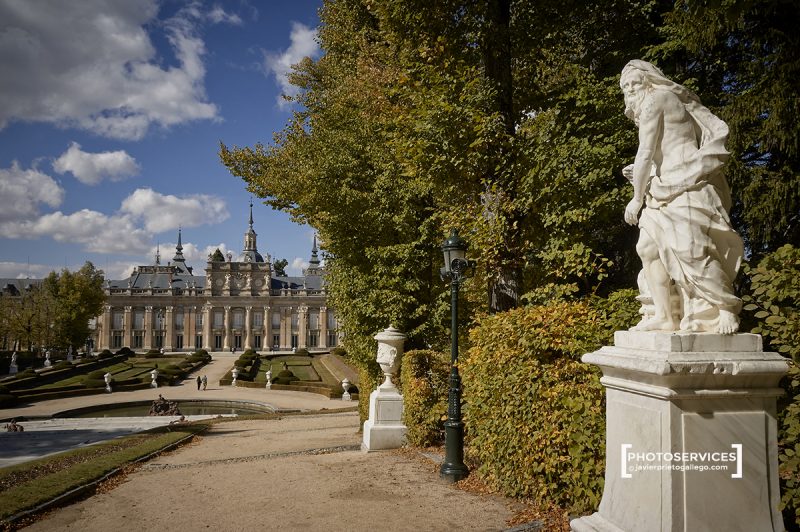 Estatua qye adorna el paseo de La Cascada. Jardines del Palacio Real de La Granja de San Ildefonso. Segovia. España. © Javier Prieto Gallego;