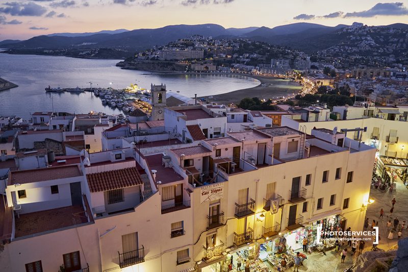 Puerto y playa Sur de Peñíscola y sierra de Irta vistos desde el castillo al anochecer. Costa del Azahar. Castellón. Comunidad Valenciana. España. © Javier Prieto Gallego