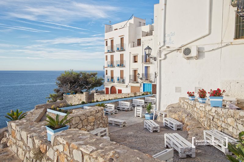 Terrazas de Peñíscola al amanecer. Castellón. Comunidad de Valencia. España. © Javier Prieto Gallego.
