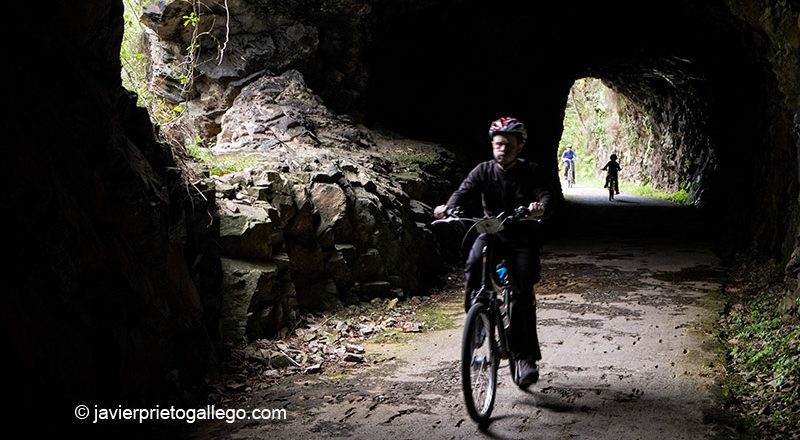 La Senda del Oso atraviesa diversas zonas con túneles por lo que circuló también el desaparecido tren minero. Asturias. España. © Javier Prieto Gallego